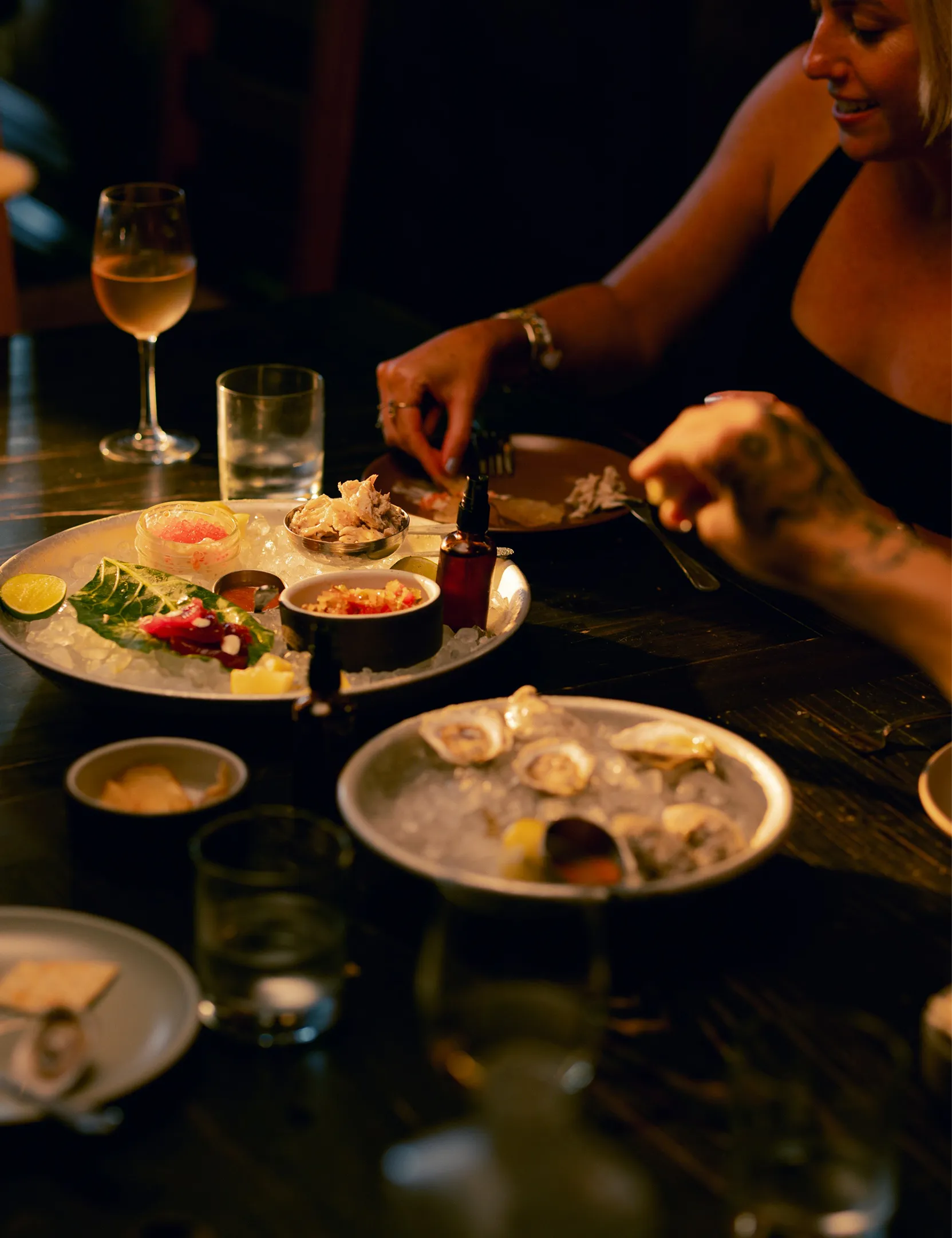 Večeře v jedné z brněnských restaurací s ústřicemi a čerstvými pokrmy