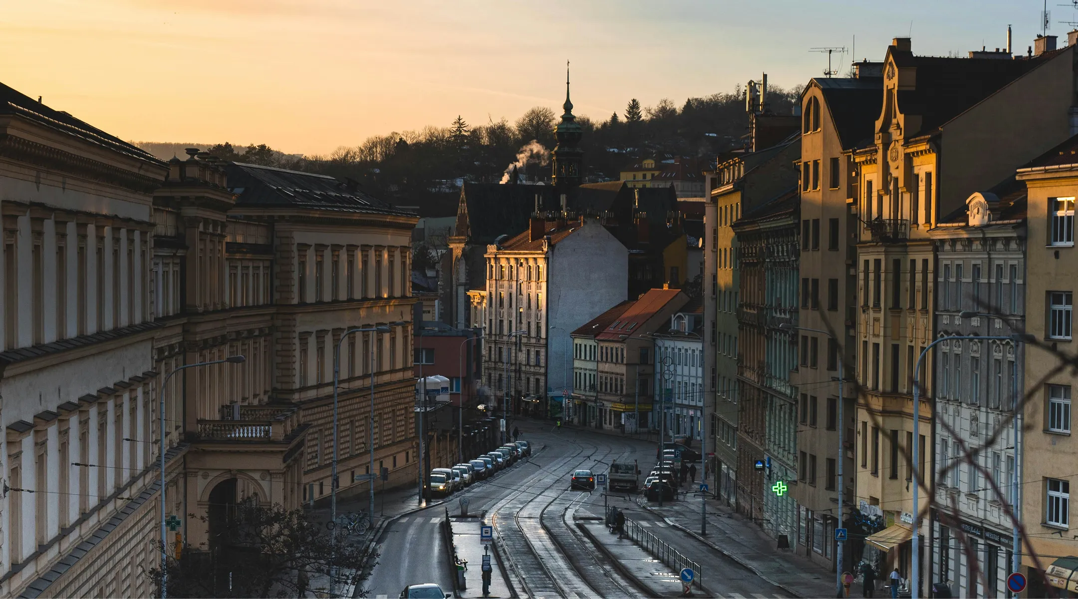 Ulice v centru Brna při západu slunce