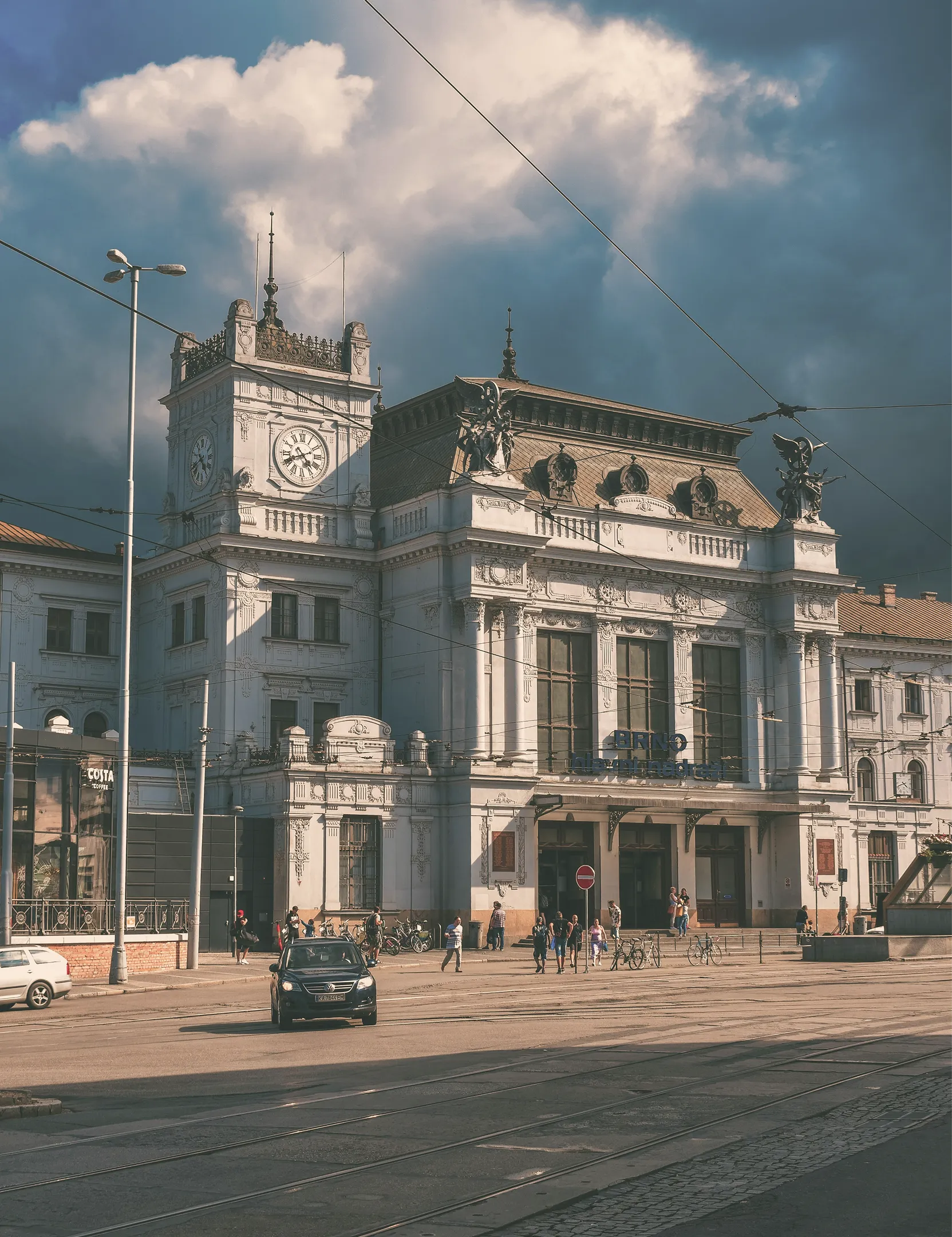 Hlavní nádraží v Brně s příjezdem tramvají